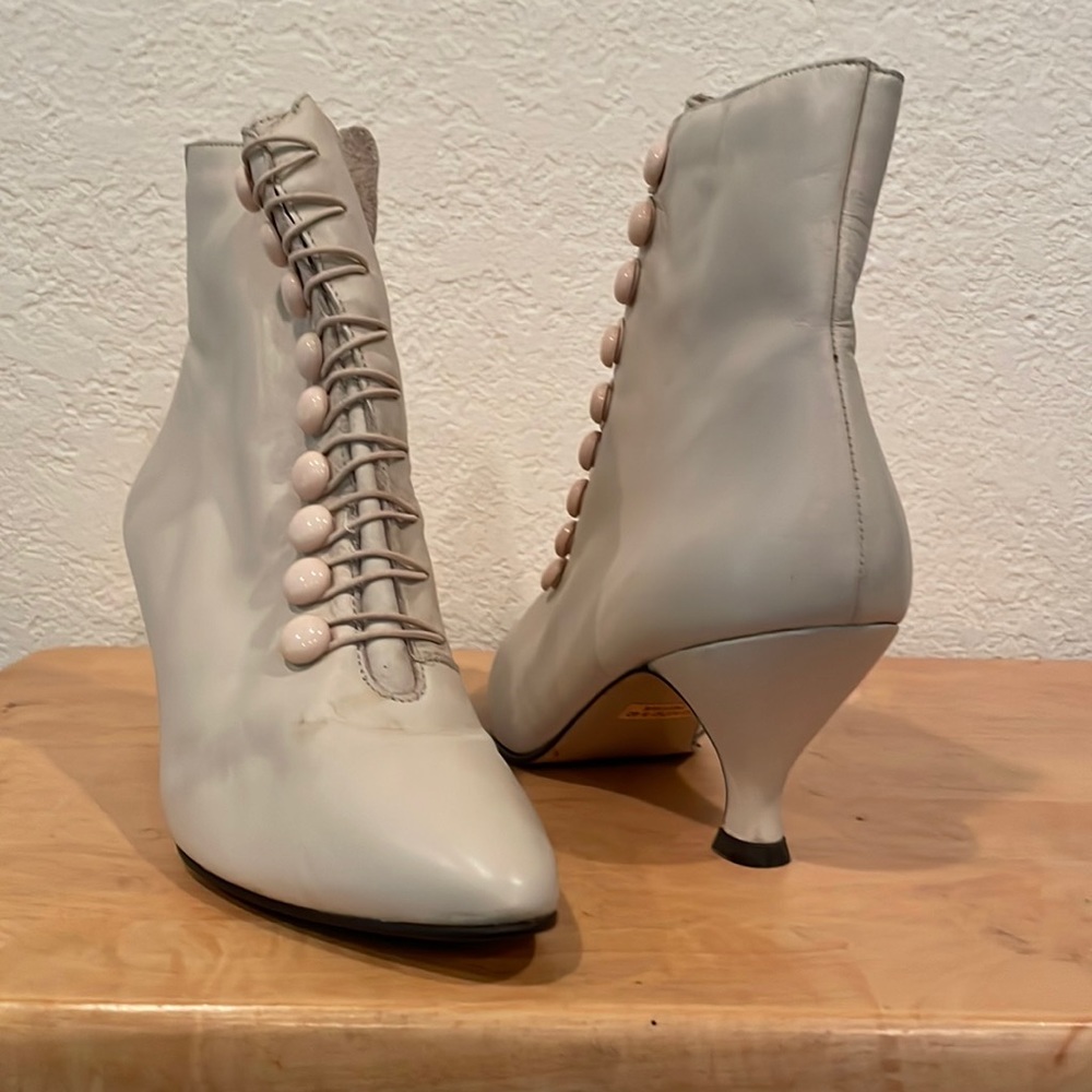 * Vintage Poppies cream Victorian boots sz 8 RUNS SMALL